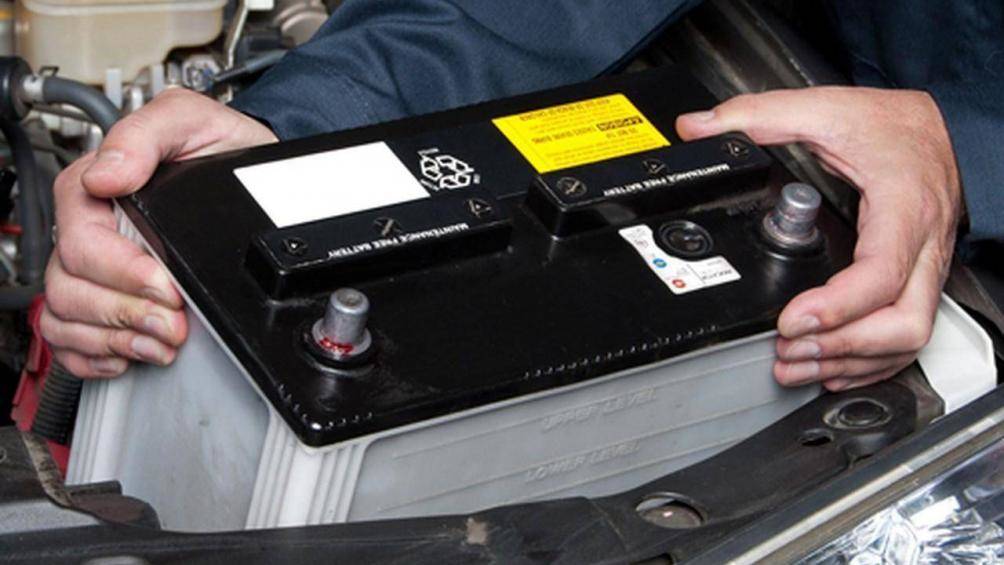 There are two common types of car batteries: water batteries and dry batteries